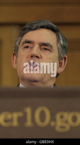 BEACHTEN SIE DAS ALTERNATIVE ERNTEGUT. Premierminister Gordon Brown während seiner monatlichen Pressekonferenz in der Downing Street 10, London. Stockfoto