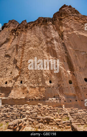 Long House Klippenwohnungen geschnitzt in vulkanischen Tuff von Anasazi, Frijoles Canyon, Bandelier National Monument, New Mexico, USA Stockfoto