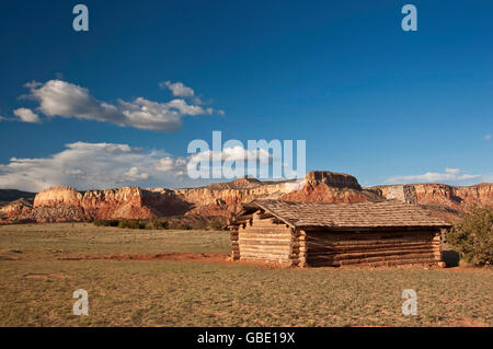 Blockhaus in City Slickers Filmset auf Ghost Ranch in der Nähe von Abiquiu, New Mexico, USA Stockfoto