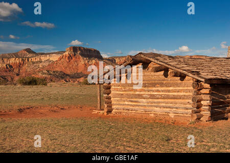 Blockhaus in City Slickers Filmset auf Ghost Ranch in der Nähe von Abiquiu, New Mexico, USA Stockfoto