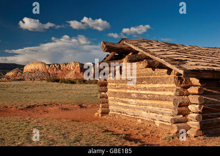 Blockhaus in City Slickers Filmset auf Ghost Ranch in der Nähe von Abiquiu, New Mexico, USA Stockfoto