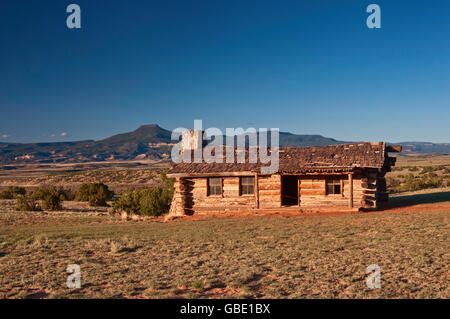 Blockhaus in City Slickers Filmset auf Ghost Ranch in der Nähe von Abiquiu, New Mexico, USA Stockfoto