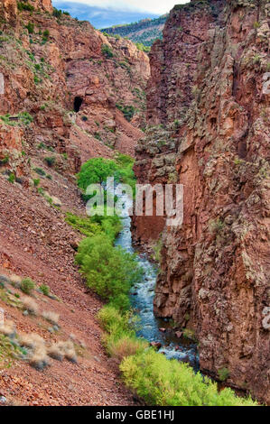 Rio-Guadalupe Canyon in Jemez Bergen, Gilman Tunnel auf links oben, in der Nähe von Jemez Springs, New Mexico, USA Stockfoto