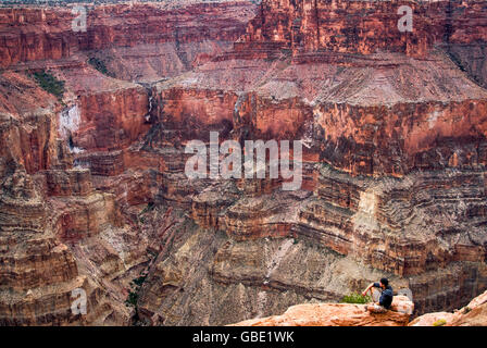 Wanderer mit Blick auf den Grand Canyon aus Toroweap Point, 1000 Meter über dem Colorado River, Arizona, USA Stockfoto