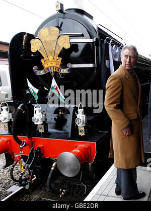 Der Prinz von Wales steht auf dem Bahnsteig am Bahnhof York, nachdem er die neue Dampflokomotive der Peppercorn-Klasse A1, die „Tornado“, genannt hat. Stockfoto