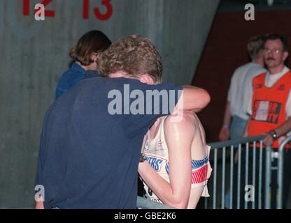 YVONNE MURRAY, GB, WEINT NACH EINEM SCHLECHTEN LAUF IM 3000M-FINALE DER FRAUEN Stockfoto