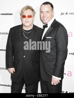 Sir Elton John und sein Partner David Furnish kommen zur 17. Jährlichen Oscar-Party der Sir Elton John AIDS Foundation im Pacific Design Center in West Hollywood, Kalifornien, USA. Stockfoto