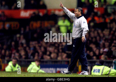 Leicester City Manager Micky Adams leitet Spieler vom Rand der Spiellinie Stockfoto