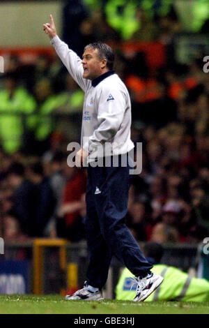 Fußball - FA Barclaycard Premiership - Manchester United / Leicester City. Leicester City Manager Micky Adams leitet Spieler vom Rand der Spiellinie Stockfoto