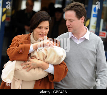 Der liberale Demokrat Nick Clegg mit seiner Frau Miriam Gonzalez Durantez mit ihrem neuen Sohn Miguel, der ihr drittes Kind ist, verlässt heute das Kingston Hospital in Surrey. Stockfoto