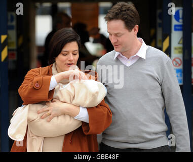 Der liberale Demokrat Nick Clegg mit seiner Frau Miriam Gonzalez Durantez mit ihrem neuen Sohn Miguel, der ihr drittes Kind ist, verlässt heute das Kingston Hospital in Surrey. Stockfoto