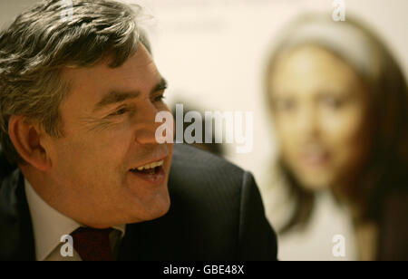 Premierminister Gordon Brown bei einem Besuch des City College in Southampton. Stockfoto