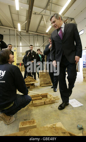 Premierminister Gordon Brown (rechts) spricht mit dem Ziegelsteinlegerstudenten Dominic Andrew während eines Besuchs am City College in Southampton. Stockfoto