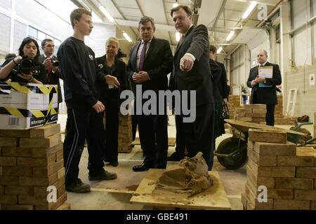 Premierminister Gordon Brown (Mitte links) und Kindersekretär Ed Balls (rechts) sprechen mit dem Studenten Jonathan Lambeth (links) während eines Besuchs am City College in Southampton. Stockfoto