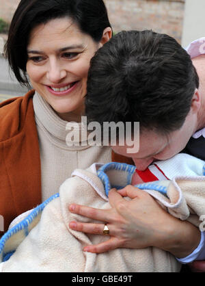 Der liberale Demokrat Nick Clegg mit seiner Frau Miriam Gonzalez Durantez mit ihrem neuen Sohn Miguel, der ihr drittes Kind ist, verlässt heute das Kingston Hospital in Surrey. Stockfoto