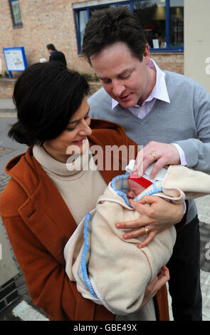 Der liberale Demokrat Nick Clegg mit seiner Frau Miriam Gonzalez Durantez mit ihrem neuen Sohn Miguel, der ihr drittes Kind ist, verlässt heute das Kingston Hospital in Surrey. Stockfoto