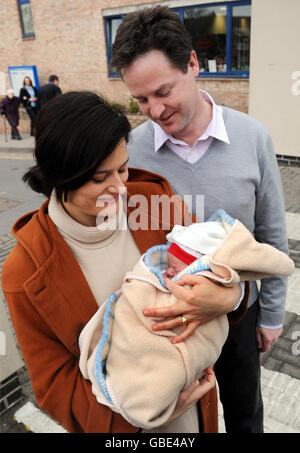 Der liberale Demokrat Nick Clegg mit seiner Frau Miriam Gonzalez Durantez mit ihrem neuen Sohn Miguel, der ihr drittes Kind ist, verlässt heute das Kingston Hospital in Surrey. Stockfoto