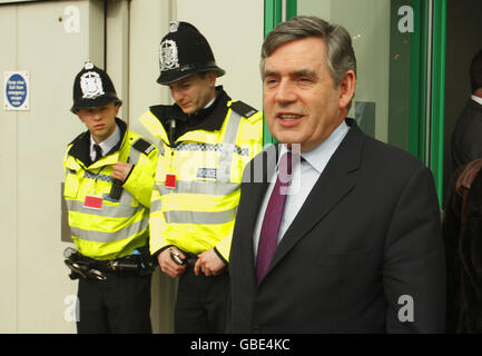 Premierminister Gordon Brown verlässt das Hotel nach einer Anhörung im City Terminal an den westlichen Docks von Southampton. Stockfoto