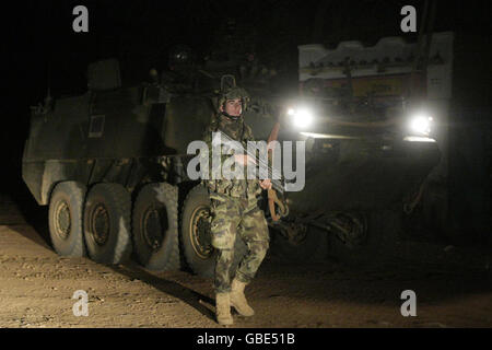 Mitglieder des 99. Infanterie-Bataillons der irischen Verteidigungsstreitkräfte bei einer nächtlichen Patrouille in der Region Goz Beida im Tschad im Rahmen ihrer laufenden EUFOR-Friedensmission. Stockfoto