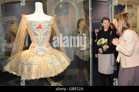 Lady Sarah Chatto, Vizepräsidentin der Royal Ballet School, blickt auf ein Tutu, das von Dame Margot Fonteyn getragen wurde, als sie sich auf die Eröffnung des neuen White Lodge Museum and Ballet Resource Center im Richmond Park, Surrey, vorbereitete. Sie war von 1956 bis zu ihrem Tod im Jahr 2002 Präsidentin der Schule. Stockfoto