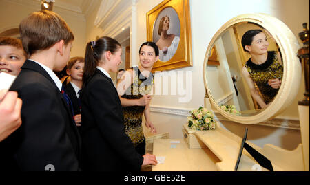 Tamara Rojo, die aktuelle Tänzerin des Royal Ballet, gibt Autogramme mit jungen Schülern der Royal Ballet School in der White Lodge, wo die frühere Lady Sarah Chatto, Vizepräsidentin der Royal Ballet School, das neue White Lodge Museum and Ballet Resource Centre im Richmond Park eröffnete. Surrey, die sie dem Andenken ihrer Mutter, Prinzessin Margaret, gewidmet, war der Präsident der Schule von 1956 bis zu ihrem Tod im Jahr 2002. Stockfoto