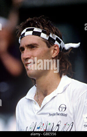 Der australische Tennisspieler Pat Cash wird im Viertelfinale der Herren-Singles in Wimbledon gegen seinen Gegner antreten, der deutsche Spieler Boris Becker. Stockfoto