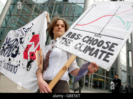 Mitglieder der People and Planet-Gruppe protestieren vor den Büros der Royal Bank of Scotland in Bishopsgate in der City of London gegen Investitionen der RBS in Projekte mit fossilen Brennstoffen. Stockfoto