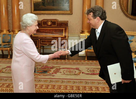 Die britische Königin Elizabeth II. Empfängt seine Exzellenz, den Botschafter Sloweniens, Herrn Iztok Jarc, der seine Beglaubigungsschreiben im Buckingham-Palast in London überreichte. Stockfoto