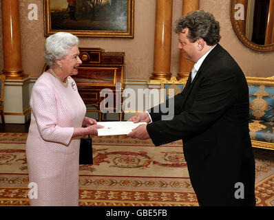 Die britische Königin Elizabeth II. Empfängt seine Exzellenz, den Botschafter Sloweniens, Herrn Iztok Jarc, der seine Beglaubigungsschreiben im Buckingham-Palast in London überreichte. Stockfoto