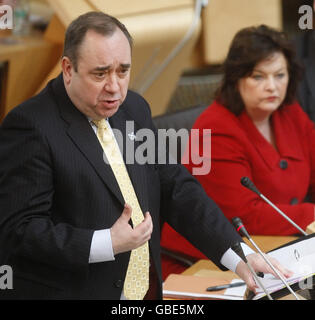 Der erste Minister Alex Salmond spricht während der Fragen des Ersten Ministers, während die schottische Bildungsministerin Fiona Hyslop vor dem schottischen Parlament in Edinburgh zuschaut. Stockfoto