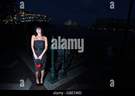 Natalie Imbruglia posiert am Circular Quay, als sie auf eine Fähre zur V Australia Launch Party auf Cockatoo Island in Sydney, Australien, wartet, bevor Virgin Airlines am 27. Februar die erste Weltumrundung startet. Stockfoto