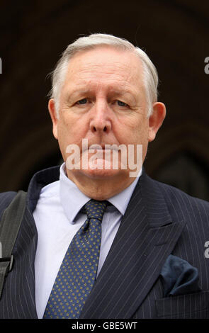 Ian Norris, der ehemalige Geschäftsführer des Ingenieurunternehmens Morgan Crucible, vor den Royal Courts of Justice, London, wo er gegen die Auslieferung in die Vereinigten Staaten kämpft, weil er die Justiz behindert hat. Stockfoto