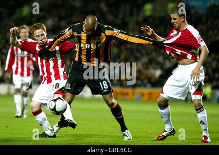 Fußball - FA Cup - Fünfte Runde Replay - Hull City / Sheffield United - KC Stadium. Caleb Folan von Hull City (Mitte) kämpft mit Kyle Walker von Sheffield United (rechts) und Stephen Quinn Stockfoto