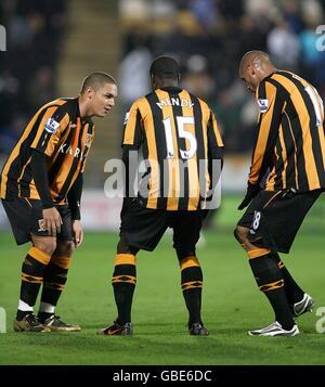 Nathan doyle von Hull City (links), Bernard Mendy (Mitte) und Caleb Folan feiern, nachdem Kyle Naughton von Sheffield United (nicht abgebildet) ein eigenes Tor erzielt hat Stockfoto