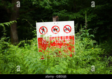 Kein öffentlicher Zugang Warnschild am Rande des Priestfield Wood in der Grafschaft Durham. Stockfoto