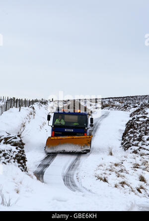 Ein Grinter grät eine schneebedeckte Straße in Perthshire. Stockfoto