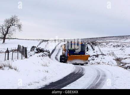 Ein Grinter grät eine schneebedeckte Straße in Perthshire. Stockfoto