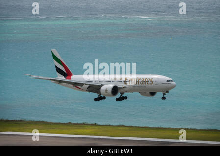 Ein Emirates Boeing 777-200LR nähert sich die Start-und Landebahn auf den Seychellen Stockfoto