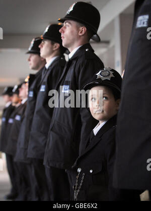 Der sechsjährige Oscar (unten rechts) aus dem Norden Londons nimmt an einer Polizeiparade am Hendon Police Training College Teil. Stockfoto