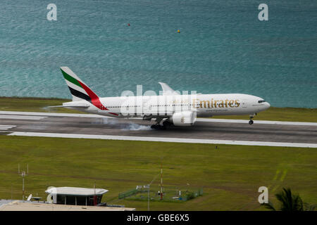 eine Boeing 777-200LR Emirates landet auf den Seychellen Stockfoto