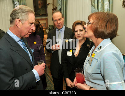 Der Prinz von Wales spricht mit der Krankenschwester Dawn Dyne aus der Grafschaft Durham während eines Empfangs für die Marie Curie Cancer Care, deren Schirmherr er ist, im Clarence House im Zentrum von London. Stockfoto