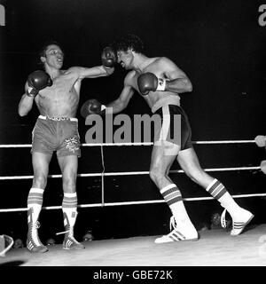 Der Brite Dave 'Boy' Green in Aktion gegen den Weltmeister Carlos Palomino aus den USA beim heutigen Meisterschaftsspiel im Wembley Empire Pool. Stockfoto