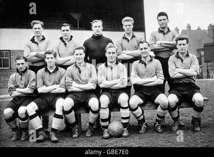 Wolverhampton Wanderers Team-Gruppe aus ihrer Liga-Meisterschaft siegreiche Saison. (Hintere Reihe l-r) Bill Slater, Bill Shorthouse, Bert Williams (Torwart), Ron Flower, Eddie Stewart. (Erste Reihe l-r) Johnny Hancocks, Peter Broadbent, Roy Swinbourne, Billy Wright, Dennis Wilshaw. Stockfoto