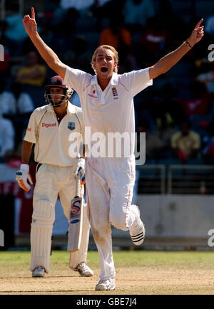 Der englische Stuart Broad feiert die Ablösung von West Indies' Shivnarine Chanderpaul während des ersten Tests im Sabina Park, Kingston, Jamaika. Stockfoto