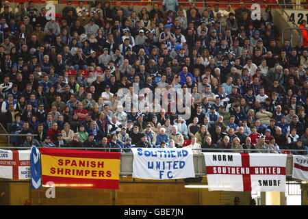 Fußball - LDV Vans Trophy - Finale - Blackpool / Southend United. Die Fans von Southend United sehen sich die Action ungern an Stockfoto