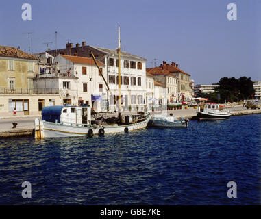 Geographie / Reisen, Kroatien, Dalmatien, Biograd na Moru, Hafenpromenade mit Fischerbooten, um 1980, Additional-Rights-Clearences-not available Stockfoto