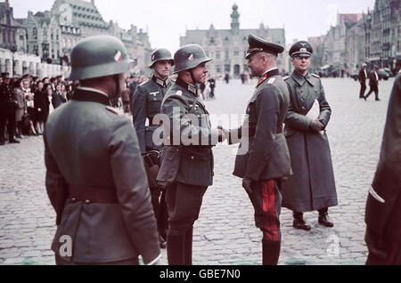 Ereignisse, 2. Weltkrieg, Belgien, Oberst Walther von Brauchitsch, Oberbefehlshaber der Armee, mit deutschen Offizieren, Grote Markt, Ypern, Juni 1940, Zusatzrechte-Clearences-nicht verfügbar Stockfoto