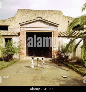 Geographie / Reisen,Italien,Herculaneum(Ercolano),Haus der Hirse(Casa dei Cervi),Terrasse,Ruine,Pompeji,Festzug,Römisches Reich,Antike Welt,Antike Zeiten,historisch,historisch,Eingang,Eingang,Tür,Türen,Reste,Villa,Villa,Villen,Villen,Kampanien,Weltkulturerbe,Welterbe Liste,Südeuropa,Europa,Antike,antike Stätte,antike Stätte,antike Stätten,Gebäude,Weltkulturerbe,UNESCO,UNESCO-Weltkulturerbe,UNESCO-Weltkulturerbe,UNESCO-Weltkulturerbe,UNESCO-Weltkulturerbe,UNESCO-Weltkulturerbe,UNESCO-Weltkulturerbe,UNESCO-Weltkulturerbe,UNESCO-Denkmäler,UNESCO-Weltkulturerbe,UNESCO-Weltkulturerbe,UNESCO-Weltkulturerbe,UNESCO-Welterbe,UNESCO-Welterbe,UNESCO-Welterbe,UNESCO-Welterbe,UNESCO-Welterbe Stockfoto