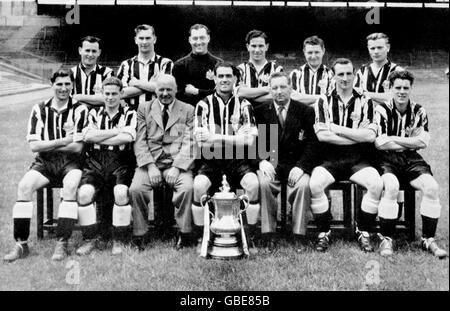 Newcastle United's FA Cup Siegerteam: (Hintere Reihe, l-r) Bobby Cowell, Jack Milburn, Jack Fairbrother, George Robledo, Bob Corbett, Charlie Crowe; (vordere Reihe, l-r) Tommy Walker, Ernie Taylor, Manager Stan Seymour, Joe Harvey, Trainer Norman Smith, Frank Brennan, Bobby Mitchell Stockfoto