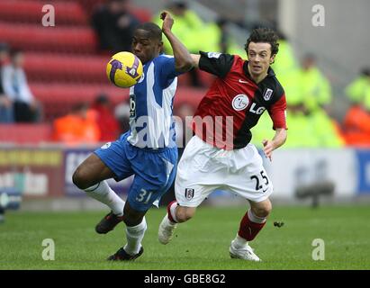 Wigan Athletic's Maynor Figueroa (links) und Fulham's Simon Davies (rechts) In Aktion Stockfoto